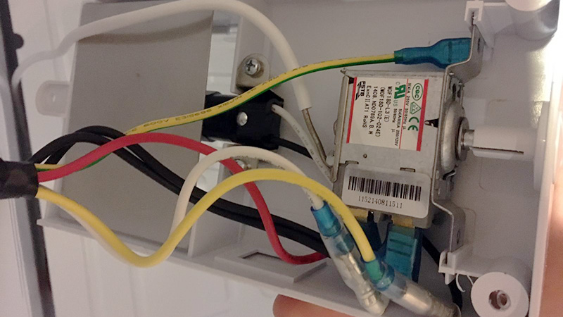 کار نکردن آبسردکن یخچال فریزر به علت ایراد سیم کشی های داخلی